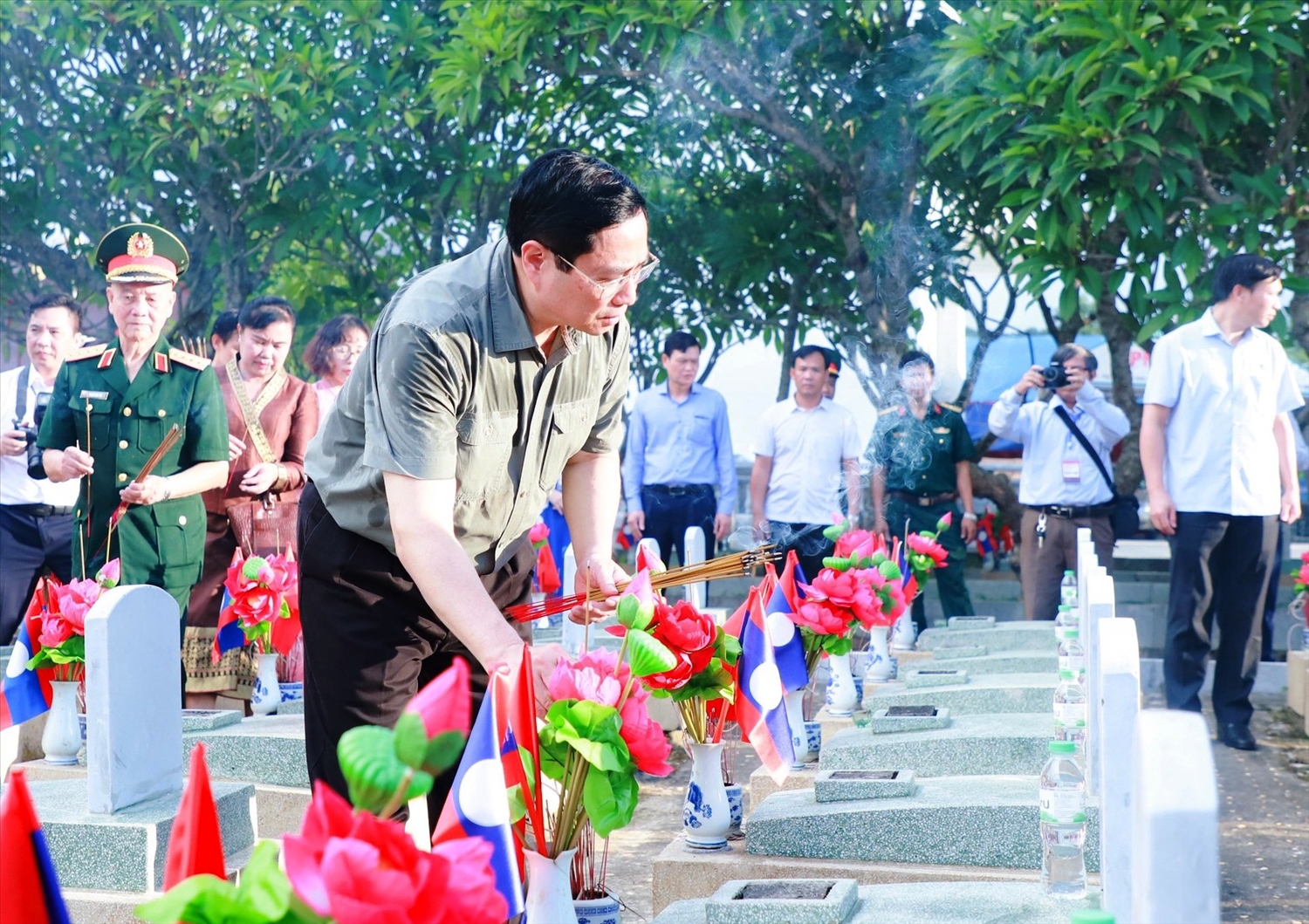 Thủ tướng Phạm Minh Chính dâng hương tại các phần mộ trong Nghĩa trang liệt sĩ quốc gia Việt – Lào
