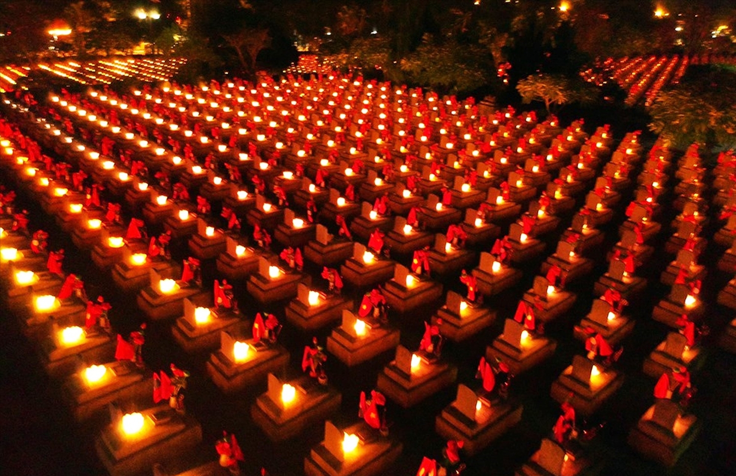Những ngọn nến tri ân tại Nghĩa trang liệt sĩ quốc gia Việt - Lào