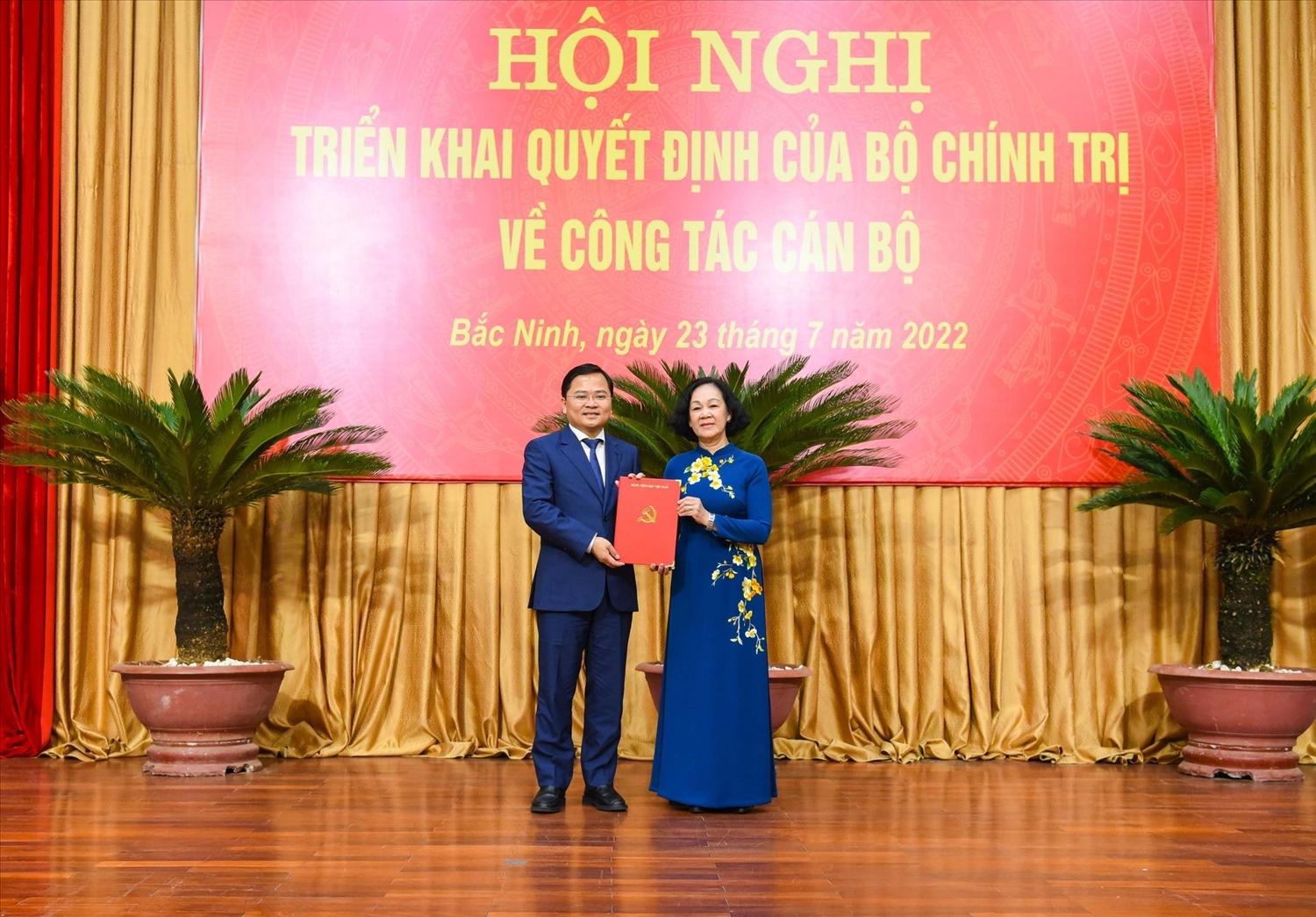 Ủy viên Bộ Chính trị, Bí thư Trung ương Đảng, Trưởng Ban Tổ chức Trung ương Trương Thị Mai trao Quyết định cho tân Bí thư Tỉnh ủy Bắc Ninh Nguyễn Anh Tuấn.