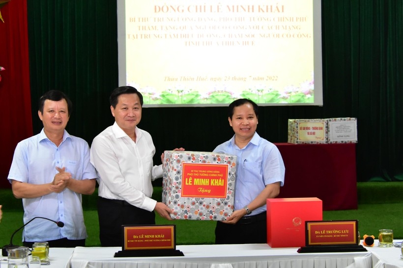 Phó Thủ tướng Lê Minh Khái tặng quà Trung tâm Điều dưỡng chăm sóc người có công tỉnh Thừa Thiên Huế