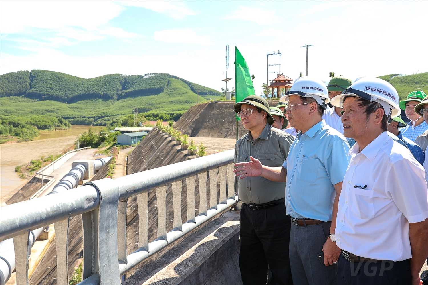 Thủ tướng Phạm Minh Chính và đoàn công tác khảo sát dự án hồ thủy lợi Bản Mồng - Ảnh: VGP/Nhật Bắc