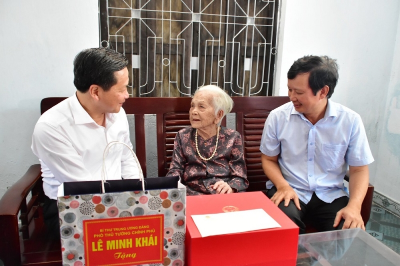 Phó Thủ tướng Lê Minh Khái thăm hỏi, động viên và tặng quà Mẹ Việt Nam Anh hùng Nguyễn Thị Tuyết, tại phường Thủy Phương (thị xã Hương Thủy)