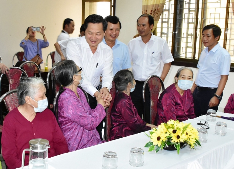 Phó Thủ tướng ân cần thăm hỏi những người có công của tỉnh Thừa Thiên-Huế