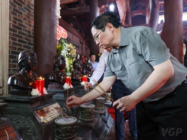 Thủ tướng thắp hương tại đền thờ các liệt sĩ Khu di tích quốc gia Truông Bồn - Ảnh: VGP/Nhật Bắc