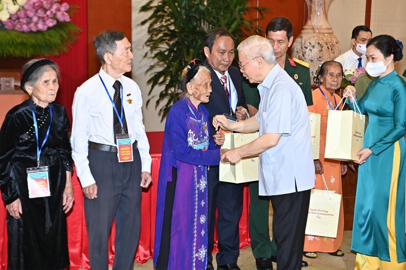 Tổng Bí thư Nguyễn Phú Trọng trao quà tặng các Bà mẹ Việt Nam Anh hùng và các đại biểu tại buổi gặp mặt.