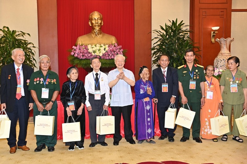 Tổng Bí thư Nguyễn Phú Trọng trao quà tặng các Bà mẹ Việt Nam Anh hùng và các đại biểu tại buổi gặp mặt.