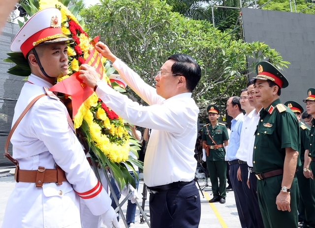 Phó Thủ tướng Thường trực Phạm Bình Minh dâng hoa, dâng hương tưởng nhớ anh linh các anh hùng liệt sĩ - Ảnh: VGP/Hải Minh