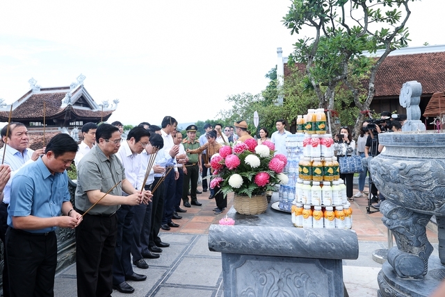 Thủ tướng và đoàn công tác đã dâng hoa, dâng hương tại Đền Chung Sơn - nơi thờ gia tiên Chủ tịch Hồ Chí Minh tại núi Chung, xã Kim Liên, huyện Nam Đàn - Ảnh: VGP/Nhật Bắc