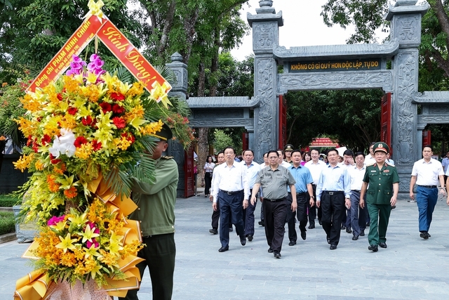 Thủ tướng và đoàn công tác dâng hương, dâng hoa tưởng niệm Chủ tịch Hồ Chí Minh tại Khu di tích quốc gia đặc biệt Kim Liên - Ảnh: VGP/Nhật Bắc