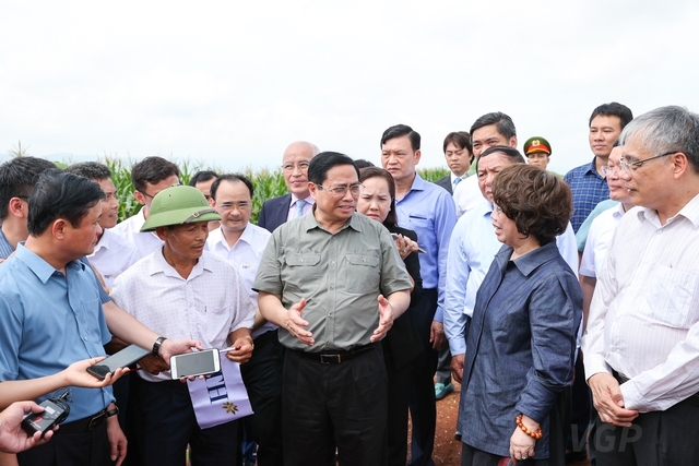 Thủ tướng trao đổi với lãnh đạo Tập đoàn TH và bà con nông dân 