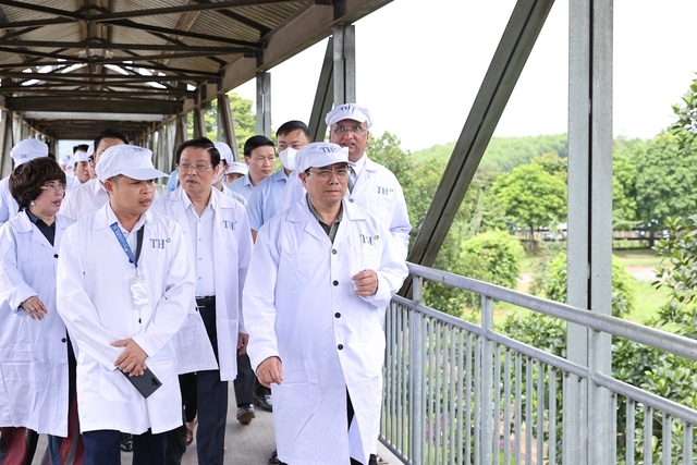 Thủ tướng Phạm Minh Chính tham quan Trang trại chăn nuôi bò sữa tập trung, ứng dụng công nghệ cao của Tập đoàn TH 