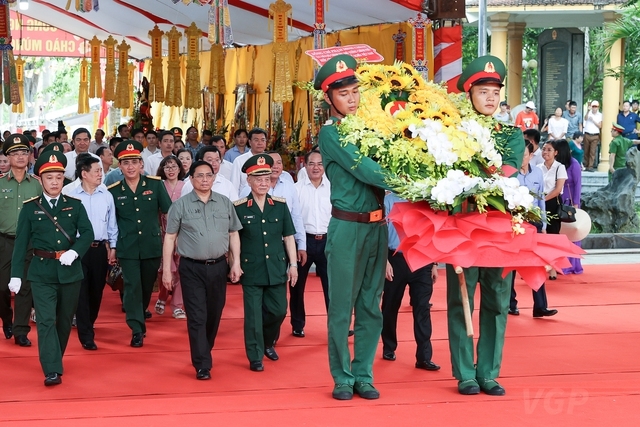 Thủ tướng Phạm Minh Chính cùng đoàn đại biểu đã dâng hương, dâng hoa tại Nghĩa trang quốc tế Việt – Lào - Ảnh: VGP/Nhật Bắc