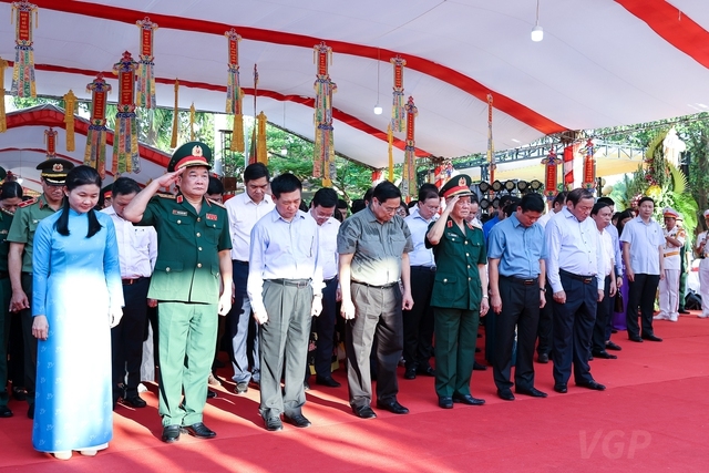 Thủ tướng và đoàn công tác kính cẩn nghiêng mình bày tỏ lòng biết ơn vô hạn đối với sự hi sinh to lớn của các anh hùng, liệt sĩ đã anh dũng chiến đấu hi sinh vì tình hữu nghị quốc tế cao cả tại các mặt trận ở chiến trường Lào - Ảnh: VGP/Nhật Bắc