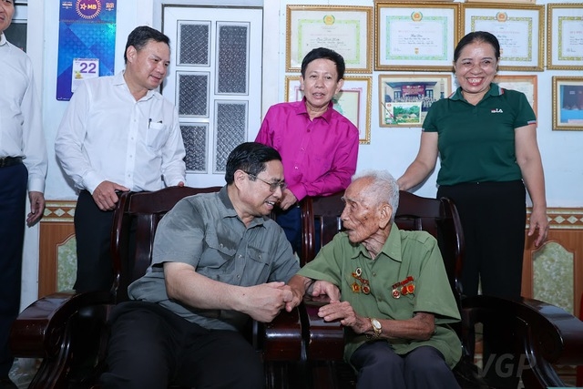 Thủ tướng Chính phủ Phạm Minh Chính tới thăm, tặng quà động viên ông Bùi Đức Đôn, cán bộ tiền khởi nghĩa, đảng viên 75 năm tuổi Đảng, hiện đang sinh sống tại xã Thạch Sơn, Anh Sơn - Ảnh: VGP/Nhật Bắc