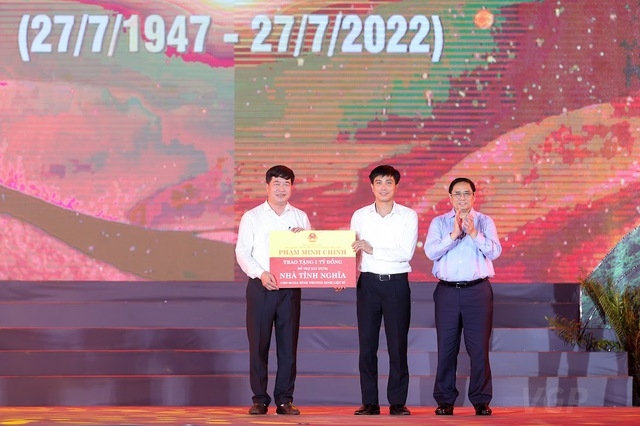Thủ tướng Phạm Minh Chính trao cho đại diện huyện Anh Sơn kinh phí hỗ trợ xây dựng nhà tình nghĩa tặng 20 gia đình chính sách - Ảnh: VGP/Nhật Bắc