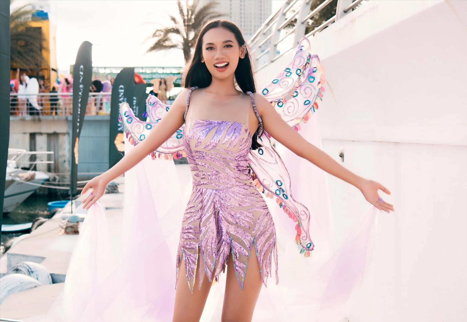 Hoàng An trình diễn trang phục phong cách carnival trong khuôn khổ cuộc thi Hoa hậu Thế giới Việt Nam 2022