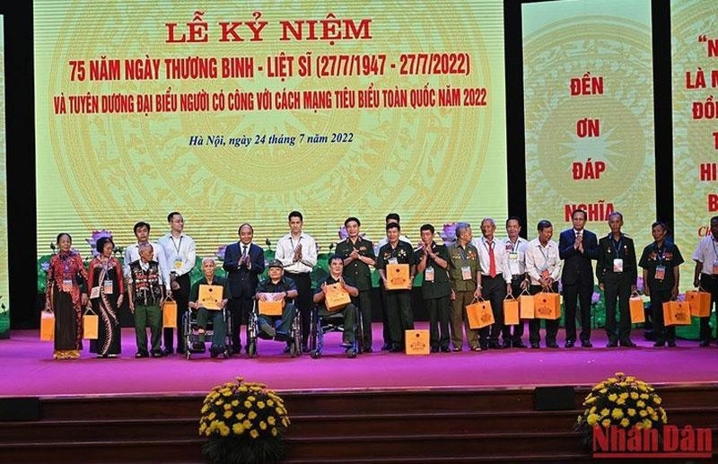 Chủ tịch nước Nguyễn Xuân Phúc và các đồng chí lãnh đạo Đảng, Nhà nước tặng quà đại diện đại biểu người có công với cách mạng, tặng hoa các Mẹ Việt Nam Anh hùng.