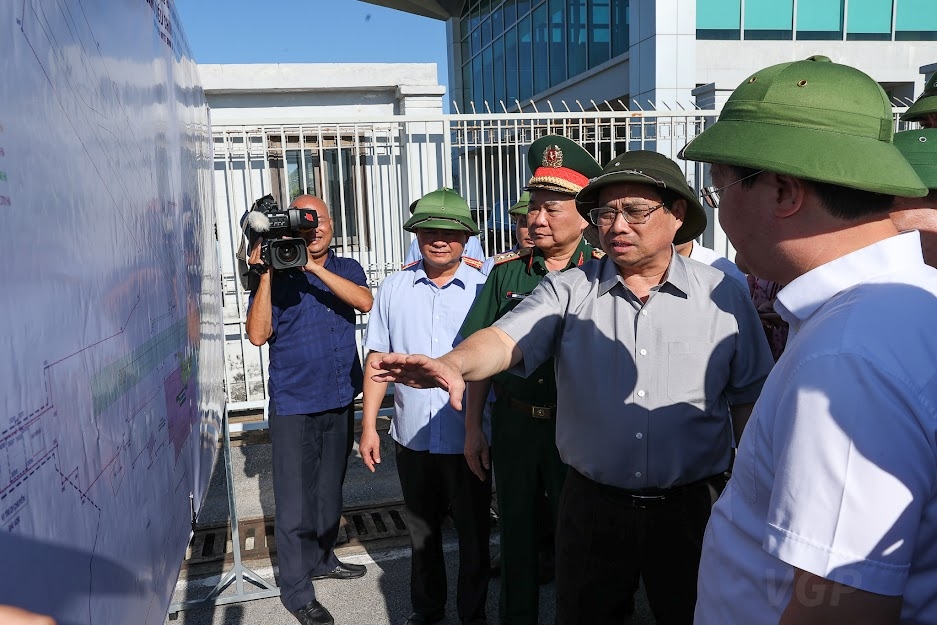 Thủ tướng trao đổi với lãnh đạo các bộ, ngành và tỉnh Nghệ An về dự án cải tạo, nâng cấp sân bay Vinh. Ảnh: VGP/Nhật Bắc