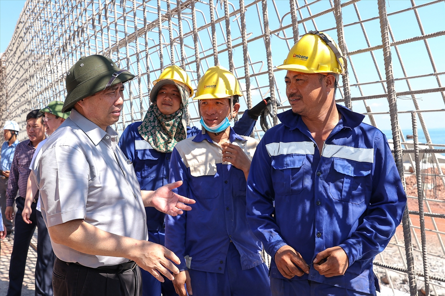 Thủ tướng thăm hỏi, động viên đội ngũ cán bộ, công nhân trên công trường. Ảnh VGP/Nhật Bắc