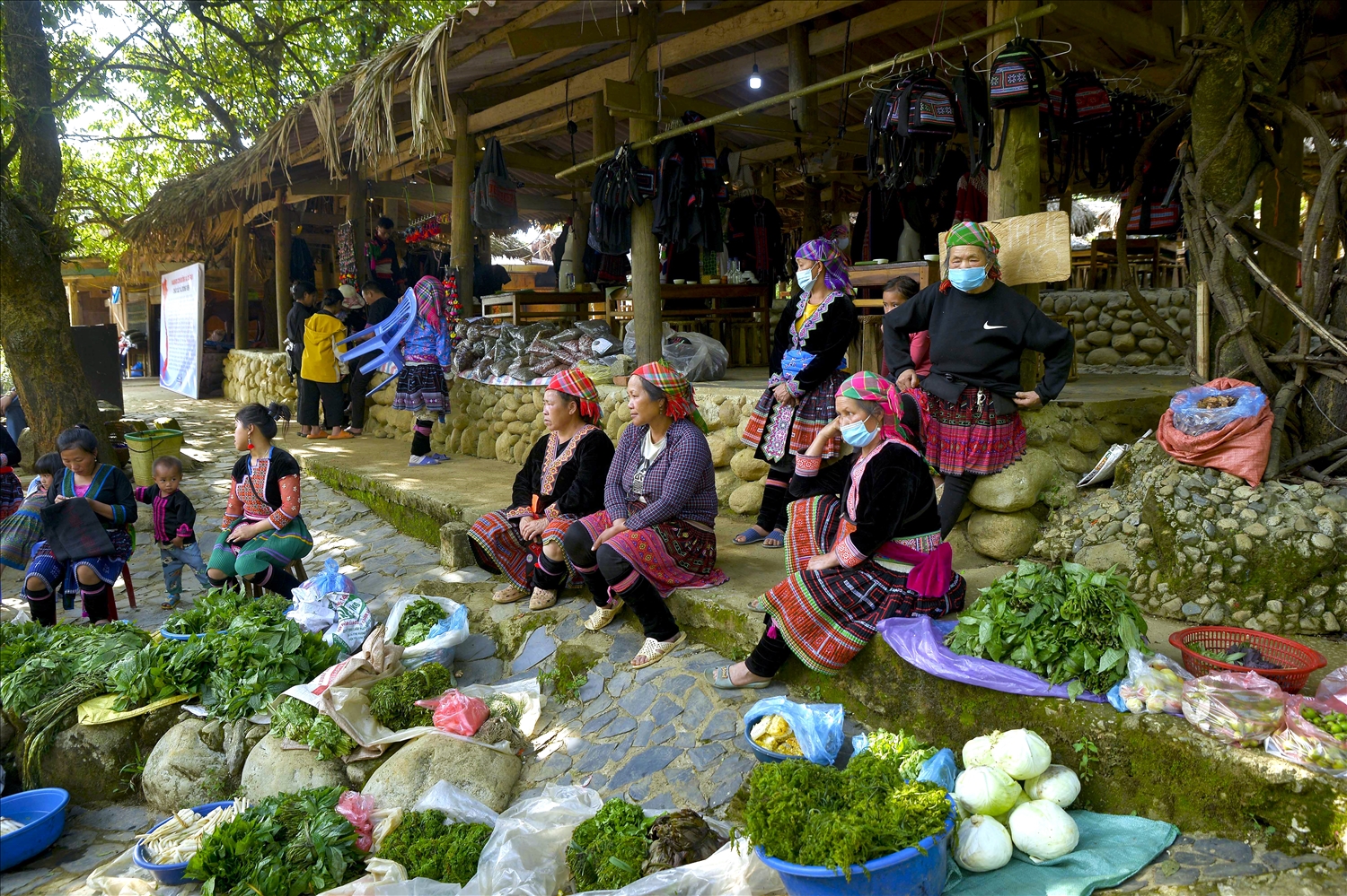 Người dân mang nông sản ra bán tại chợ phiên vào mỗi sáng thứ 7 hằng tuần