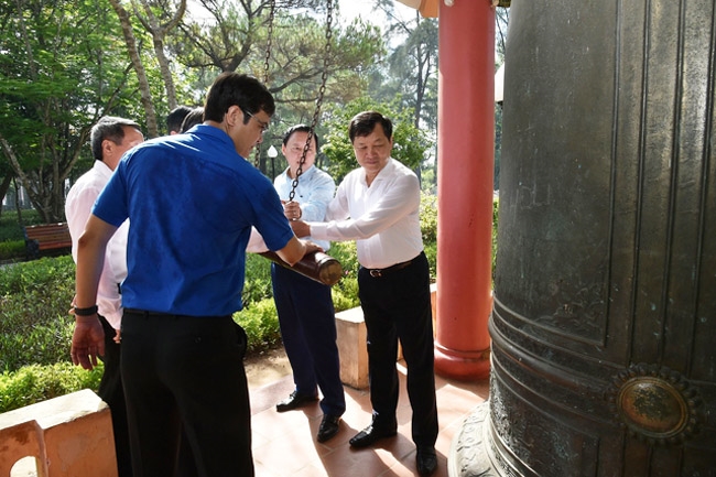 Phó Thủ tướng Lê Minh Khái cùng các đại biểu thỉnh chuông tại Nghĩa trang Trường Sơn. (Ảnh VGP/Trần Mạnh)