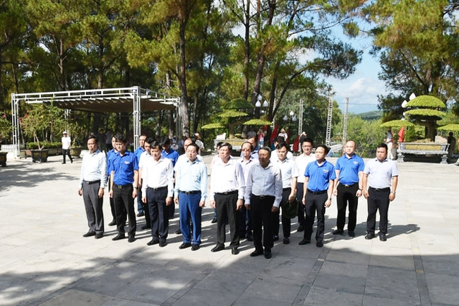 Phó Thủ tướng Lê Minh Khái cùng các đại biểu tưởng niệm các Anh hùng liệt sĩ tại Nghĩa trang Trường Sơn. (Ảnh VGP/Trần Mạnh)