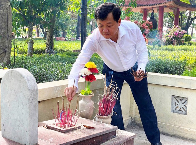 Phó Thủ tướng Chính phủ Lê Minh Khái dâng hương các phần mộ liệt sĩ tại Nghĩa trang Liệt sĩ quốc gia Trường Sơn