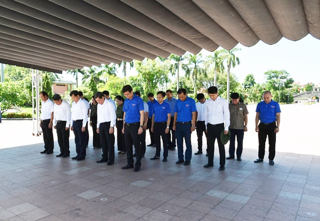 Đồng chí Lê Minh Khái cùng các đại biểu tưởng niệm các Anh hùng liệt sĩ tại Di tích lịch sử Quốc gia đặc biệt Thành Cổ Quảng Trị. (Ảnh VGP/Trần Mạnh)