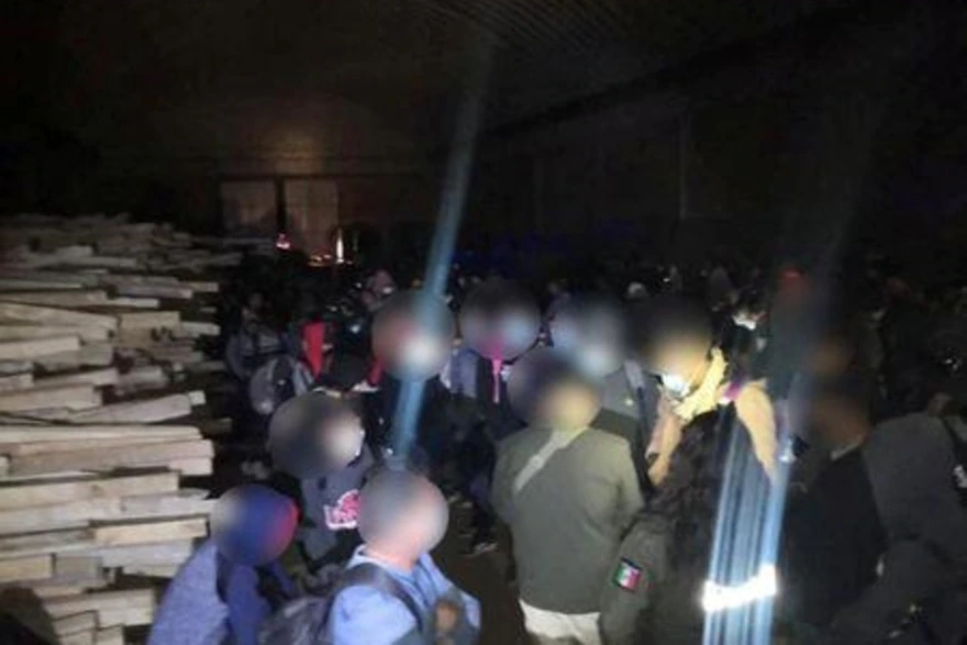 Người di cư được phát hiện trong nhà kho ở Mexico. (Nguồn: Reuters)