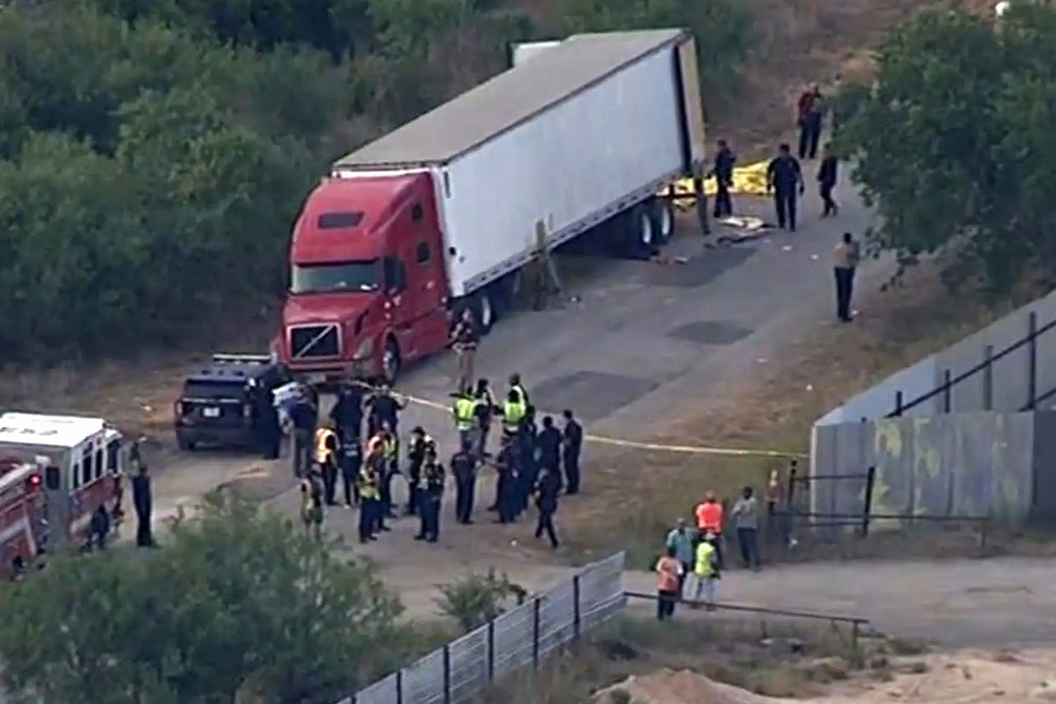 Cận cảnh xe container chứa 46 thi thể được phát hiện ở bang Texas, Mỹ ngày 27/6. Ảnh: KSAT.