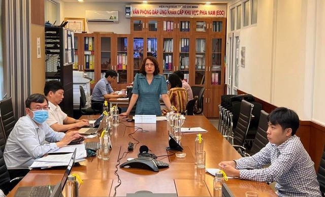 Thứ trưởng Nguyễn Thị Liên Hương chủ trì cuộc họp khẩn bàn phương án phòng chống dịch bệnh đậu mùa khỉ. Ảnh: VGP/HM
