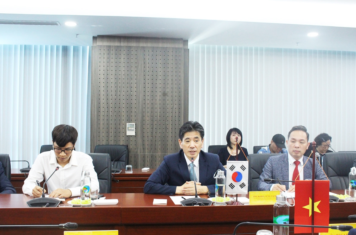 Ông Kwon Sung Teak, Phó Chủ tịch Thường trực KOVECA phát biểu tại buổi làm việc 