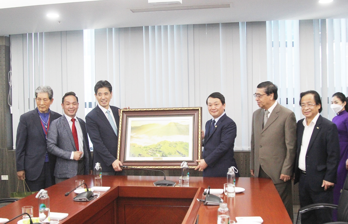 Bộ trưởng, Chủ nhiệm UBDT Hầu A Lềnh tặng quà lưu niệm của UBDT cho ông Kwon Sung Teak 