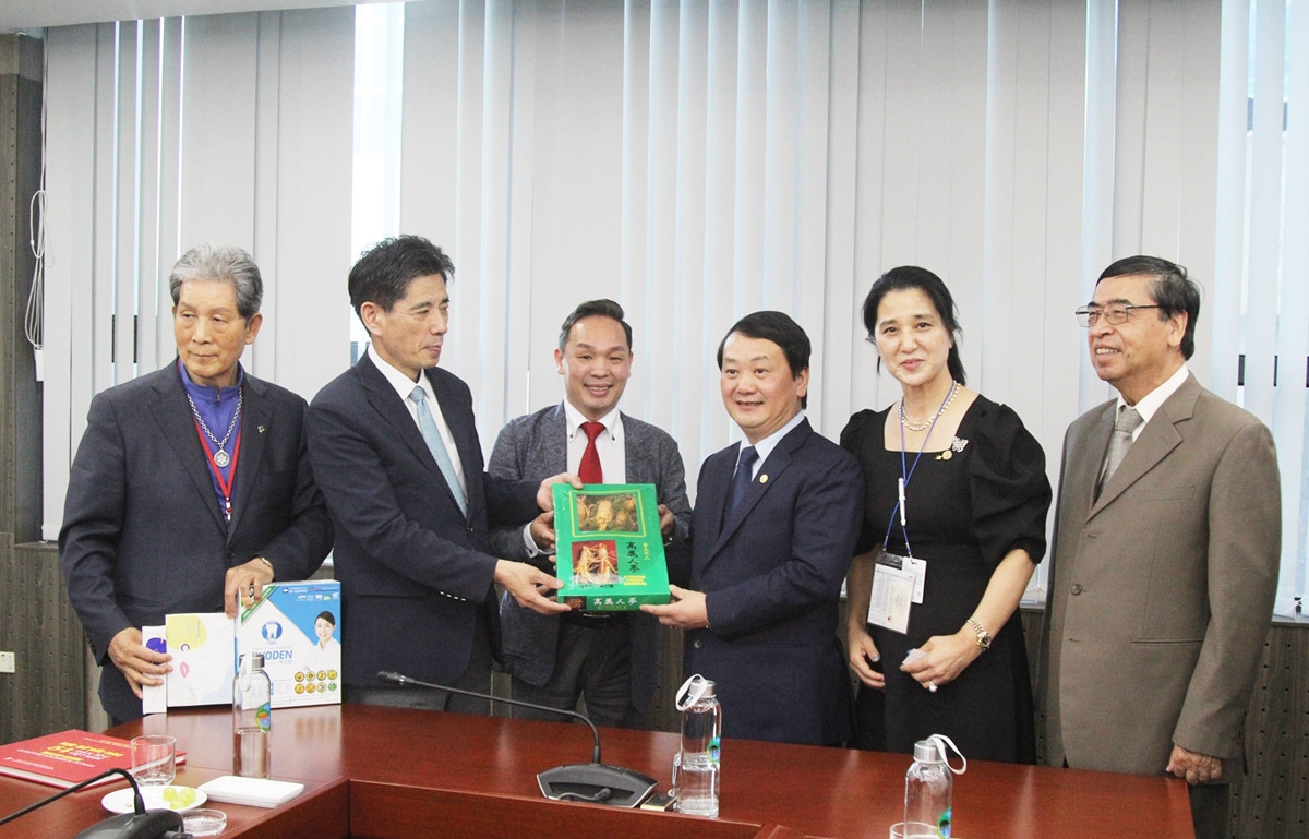 Ông Kwon Sung Teak tặng quà lưu niệm cho Bộ trưởng, Chủ nhiệm UBDT Hầu A Lềnh