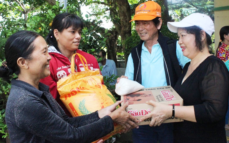 Đại diện Ban từ thiện Giác Hoàng tặng quà cho các gia đình khó khăn ở xã Hòa Quang Bắc, huyện Phú Hòa. (Ảnh: MINH HUY)