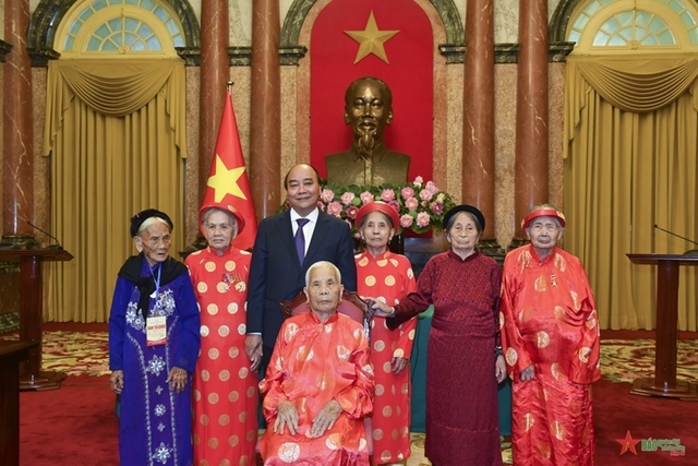 Chủ tịch nước chụp ảnh lưu niệm cùng các Bà mẹ Việt Nam Anh hùng