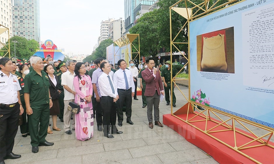 Phó Bí thư Thành ủy TP. Hồ Chí Minh Nguyễn Văn Hiếu cùng các đại biểu tham quan Triển lãm