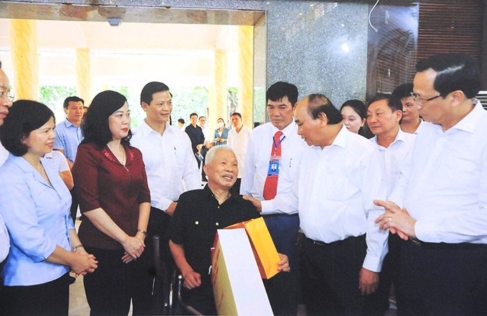 Hình ảnh tại Triển lãm- Đồng chí Nguyễn Xuân Phúc, Uỷ viên Bộ Chính trị, Chủ tịch nước thăm hỏi thương binh tại Trung tâm điều dưỡng thương binh Thuận Thành, tỉnh Bắc Ninh, ngày 9/7/2022.