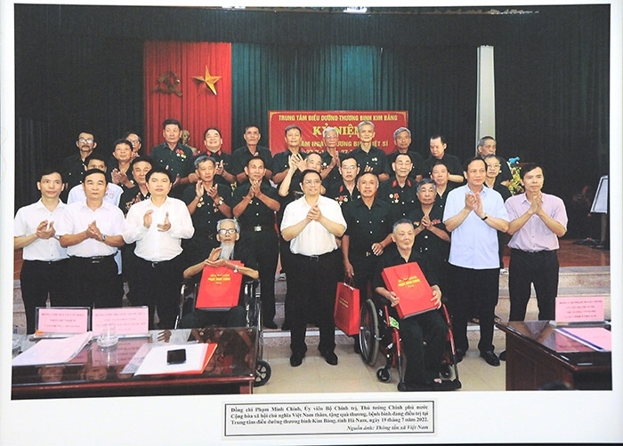 Hình ảnh tại Triển lãm: Đồng chí Phạm Minh Chính, Uỷ viên Bộ Chính trị, Thủ tướng Chính phủ thăm và tặng quà thương, bệnh binh điều trị tại Trung tâm điều dưỡng thương binh Kim Bảng, Hà Nam, ngày 19/7/2022.