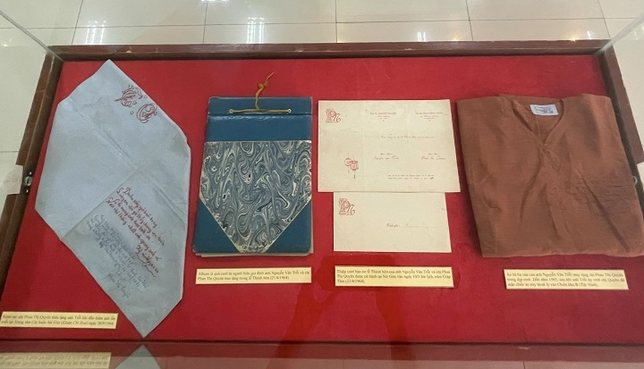 Những hiện vật như khăn tay, thiệp cưới, tấm áo,... của anh hùng Nguyễn Văn Trỗi được trung bày tại triển lãm. 