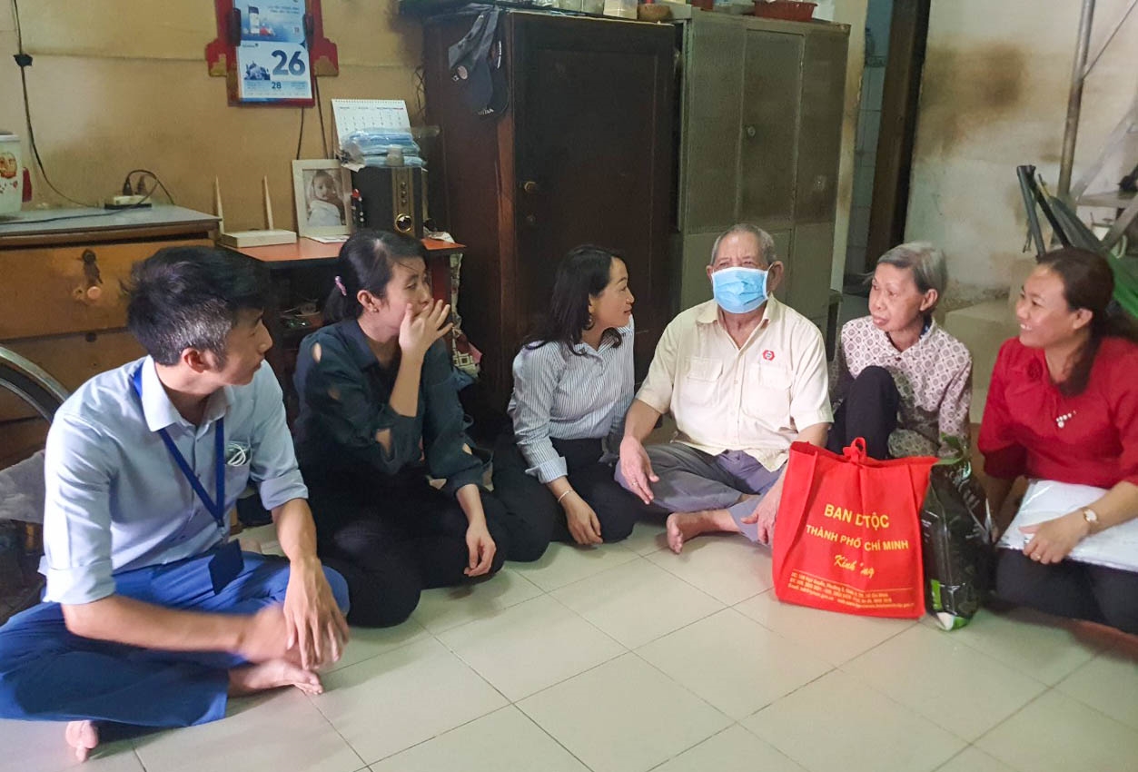 Đoàn đến thăm và thân tình chia sẻ gia đình thương binh Môn Din, dân tộc Khmer