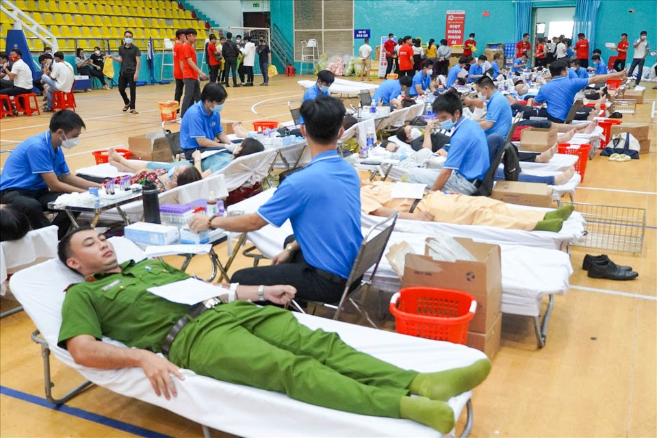 Nhiều người dân, cán bộ, chiến sĩ tại Bà Rịa - Vũng Tàu tình nguyện hiến máu trong “Hành trình đỏ 2022”