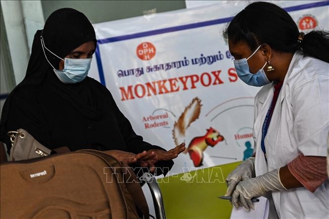 Kiểm tra y tế nhằm ngăn chặn bệnh đậu mùa khỉ lây lan tại sân bay quốc tế ở Chennai, Ấn Độ, ngày 3/6/2022. Ảnh: AFP/TTXVN