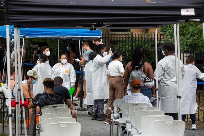 Nhân viên y tế hỗ trợ người dân tại điểm tiêm vaccine phòng bệnh đậu mùa khỉ ở New York, Mỹ ngày 14/7/2022. Ảnh: THX/TTXVN