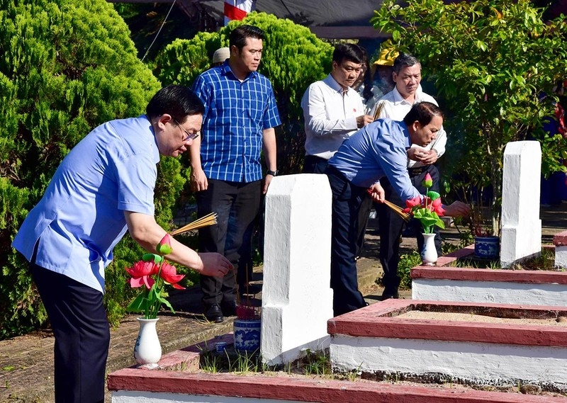 Chủ tịch Quốc hội Vương Đình Huệ và các đại biểu dâng hương, dâng hoa tại Nghĩa trang liệt sĩ thành phố Quảng Ngãi. (Ảnh: Đăng Anh)