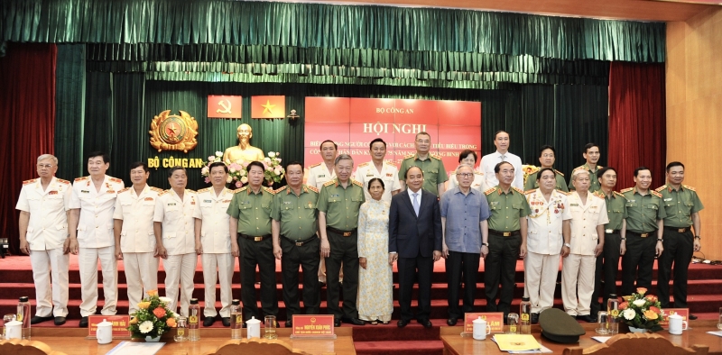 Chủ tịch nước Nguyễn Xuân Phúc, Bộ trưởng Tô Lâm, các đồng chí lãnh đạo Bộ Công an cùng đại biểu tham dự Hội nghị