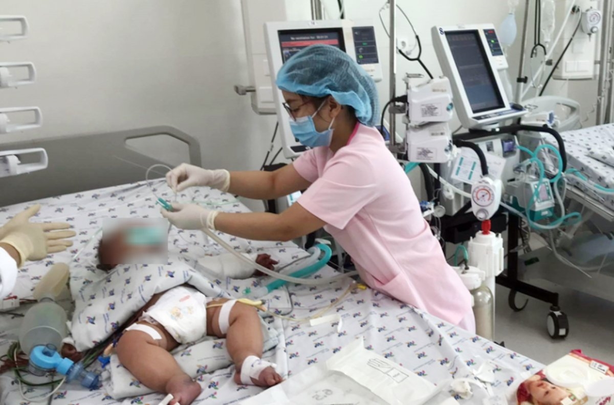 Nhiều trường hợp trẻ em trên địa bàn tỉnh Đắk Lắk phải nhập viện điều trị do sốt xuất huyết. (Ảnh minh họa)