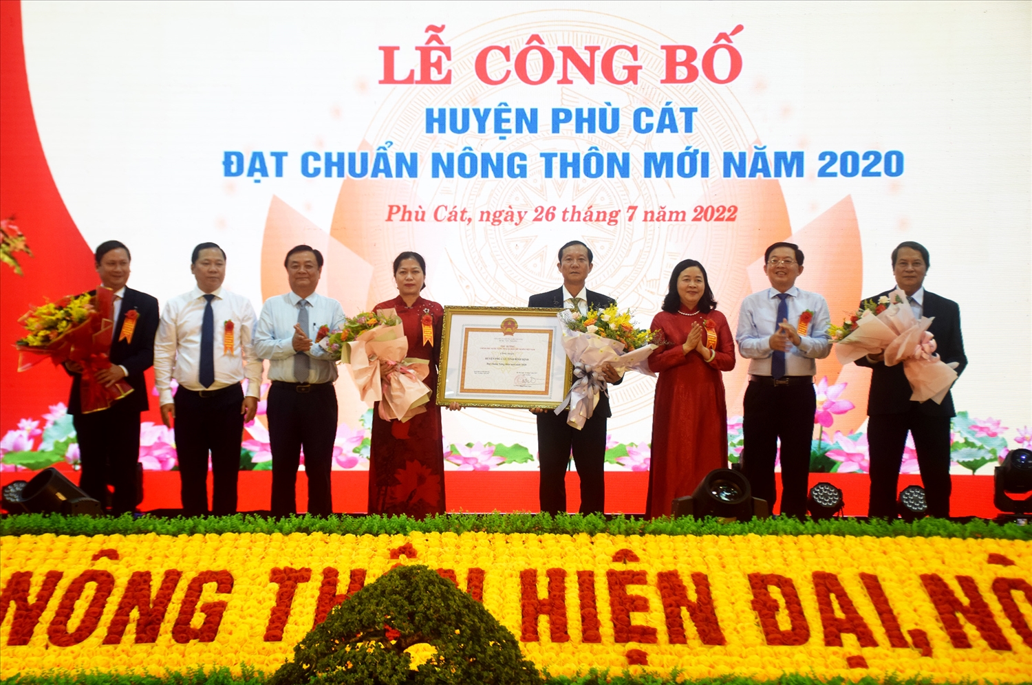 Lãnh đạo huyện Phù Cát đón nhận Bằng công nhận huyện đạt chuẩn Nông thôn mới năm 2020
