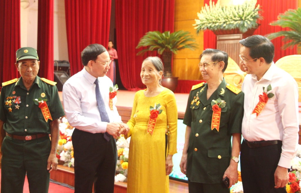 Lãnh đạo tỉnh Quảng Ninh trò chuyện với các Mẹ Việt Nam Anh hùng và các thương, bệnh binh tham dự Hội nghị