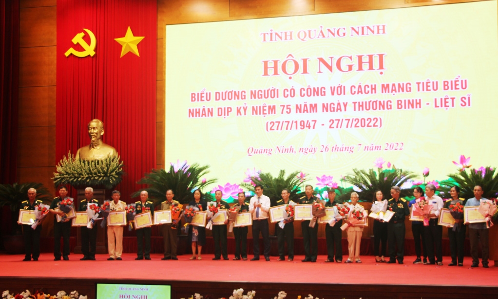 Chủ tịch UBND tỉnh Quảng Ninh Nguyễn Tường Văn trao Bằng khen của UBND tỉnh cho các cá nhân là người có công với cách mạng và thân nhân liệt sĩ tiêu biểu
